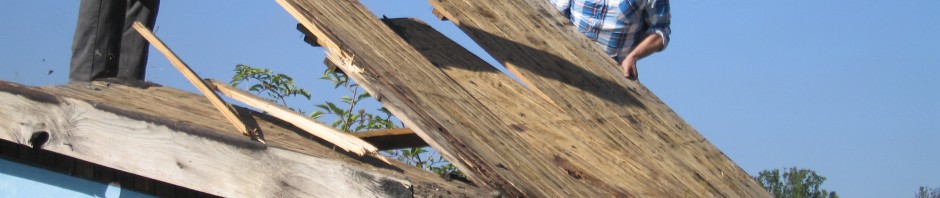 Das Hüttendach wird repariert